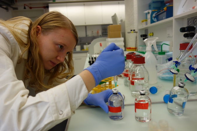 Jana Tischer injecting substrate to a serum vial